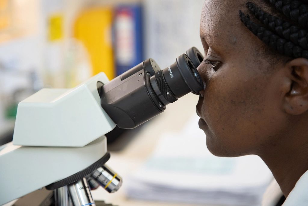 Technicienne de laboratoire au microscope